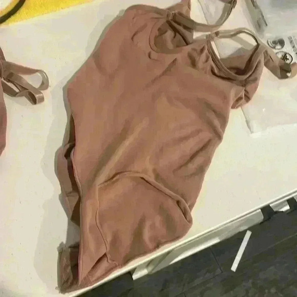 SKIMS Adjustable Straps Seamless Sculpt Compression Thong Bodysuit Size… - Picture 6 of 8